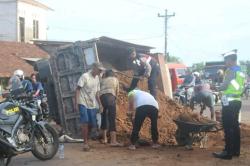 Gubrak!! As Roda Belakang Patah, Truk Muat Tanah Terguling