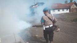 Cegah DBD di Musim Hujan, Bhabinkamtibmas Polsek Ulujami Bantu Fogging