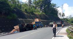 Truk Bermuatan Kayu Palet Terguling di Tanjakan Gentong Tasikmalaya, Diduga Sopir Mengantuk