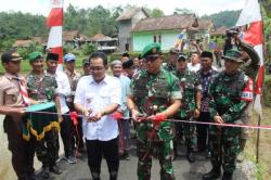 Danrem 062 Tarumanagara Kolonel Inf Asep Sukarna Tutup TMMD ke 115 di Desa Cikadongdong Tasikmalaya