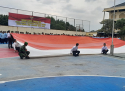 Abu Bakar Ba'asyir Saksikan Santri Al Mukmin Ngruki Bentangkan Merah Putih Raksasa di Hari Pahlawan