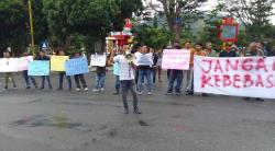 Kecam Aksi Bar-Bar kepada Pers, Wartawan dan Aktivis Gelar Aksi Damai di Depan Polres