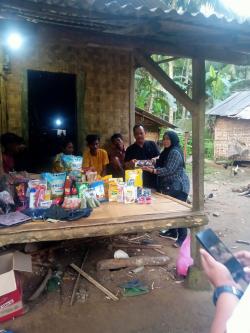 Bantuan Berdatangan ke Rumah Nenek Samawar Yang Tinggal di Rumah Beratapkan Terpal Bekas