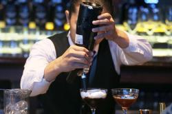 Melihat Aksi Bartender Racik Kreasi Cocktail Vodka Kopi