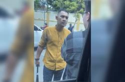 Viral! Pria Berbaju Kuning Pukul Orang Pakai Tongkat Baseball, Polisi Buru Pelaku