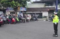 Unik! Hari Pahlawan 10 November, Pengguna Jalan di Sukoharjo Diajak Polisi Mengheningkan Cipta