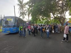 Lebih Memilih Bus Gratis, Penonton WSBK Mandalika Padati Eks Bandara Selaparang