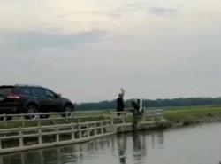 Pemuda di Grobogan Ngamuk Lempar Motor ke Sungai Viral di Media Sosial, Ini Sebabnya