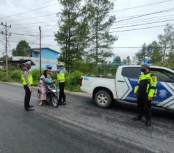 Tekan Angka Laka Lantas, Satlantas Polres Galus Bagikan Helm