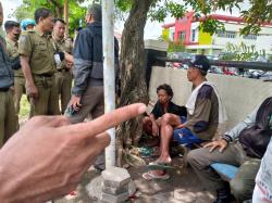 Dikira Becak Bapaknya akan Dirazia Satpol PP, Seorang ODGJ Ngamuk