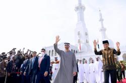 Video Peresmian Masjid Raya Sheikh Zayed, Presiden Jokowi dan Presiden MBZ Tanam Pohon Sala