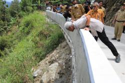 Pembangunan Jalan Kebumen-Banjarnegara Buruk, Ganjar: Kontraktor Mesti Tanggung Jawab