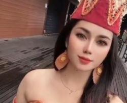 Mengintip Kecantikan Gadis Dayak Kalimantan, Memukau dengan Pakaian Adat