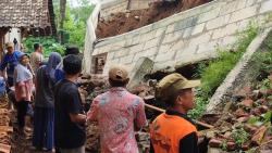 Longsor dan Banjir Terjang SDN Selur Ponorogo, Siswa Diliburkan