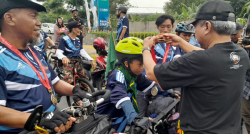 Kayuh Sepeda dari Kalimantan, 8 Penggembira Muktamar Muhammadiyah Disambut Kalungan Medali