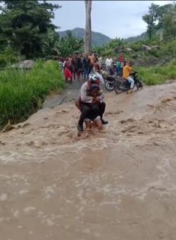 Terjebak Banjir, Polisi di NTT Digendong Warga