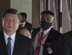 Momen Pengawal Xi Jinping Dihadang Paspamres