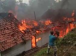 Korsleting Listrik, 2 Rumah di Sirampog Ludes Terbakar