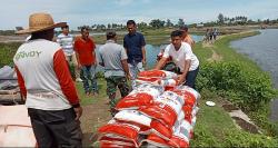 Kelompok Petani Tambak di Gampong Deah Pangwa dapat Bantuan Aspirasi Dewan Bibit Udang dan Pakan