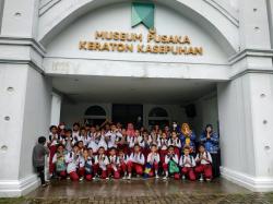 Kenalkan Sejarah Cirebon Sejak Dini, Siswa SDN 3 Lurah Kunjungi Kratonan Kasepuhan