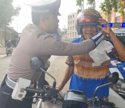 Polisi Lalu Lintas Polres Bireuen Bagi - bagi Helm