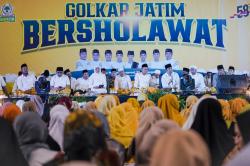 Khofifah, Gus Azmi dan Gus Kautsar Kompak Hadiri Golkar Jatim Bersholawat