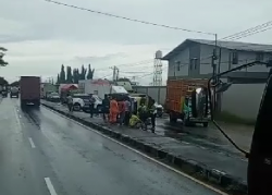 Ya Ampun! Sebuah Truk Terguling di Jalan Raya Depan SPBU Kabunan Pemalang