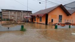 Banjir Rendam Bekas Kantor BPBD Mamuju 