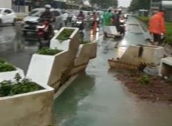 Waduh, Beton Pembatas Jalan Sepeda Ditabrak Toyota Fortuner hingga Porak Poranda di Sudirman