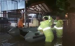 Tim SAR Polda Sumut Evakuasi Warga Terdampak Banjir di Kota Medan