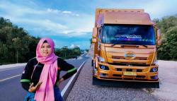 Kisah Sopir Truk Cantik, Pamer Skill Libas Tanjakan Maut Sitinjau Lauik