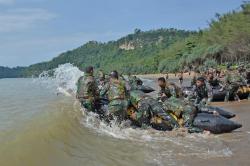 Kegigihan Marinir Dayung Tembus Gelombang Laut Dengan Perahu Karet