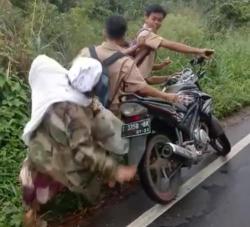 Viral Video Penganiayaan Nenek, Motor Pelaku Berasal dari Purwakarta?