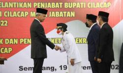 Lantik Pejabat Bupati Cilacap, Ini Pesan Ganjar Pranowo