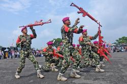 Atraksi Kolone Senapan Prajurit Brigif 2 Marinir Pukau Ribuan Penonton Marines Base Open Day