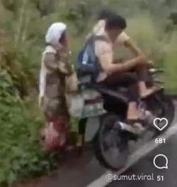 Viral! Seorang Nenek Ditendang Hingga Tersungkur Oleh Sekelompok Pelajar