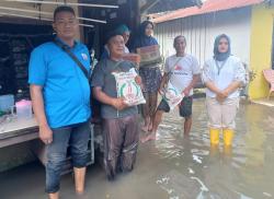 Pengurus Karateker PK KNPI Medan Deli bersama Kelurahan Tanjung Mulia Bantu Korban Banjir