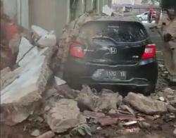 Diguncang Gempa, Gedung Hancur Timpa Mobil