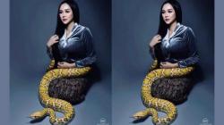 Wow Keren, Aura Kasih berpose Dililit Seekor Ular Seperti Ratu Ular