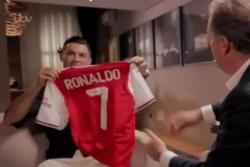 Cristiano Ronaldo Pegang Jersey Arsenal Bertuliskan Namanya, Sinyal Perkuat The Gunners?