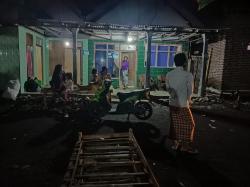 Panik Karena Ada Gempa, Warga Paiton Probolinggo Lari Keluar Rumah