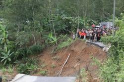 Jalan Alternatif Banyumas-Brebes Putus Akibat Longsor, Aktivitas Ekonomi Masih Lumpuh