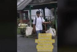 Sehabis Pulang Sekolah Siswa SMA Bantu Orangtua Jualan Sayur Keliling, Viral !