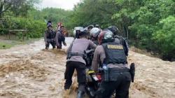 Nekat Terobos Banjir Saat Patroli, Kapolres TTU Pastikan Pelanggaran Hukum di Batas Berkurang