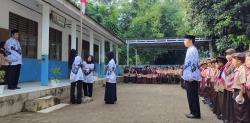 Unik! Di HGN Semua Guru Setiap Sekolah  di Malingping,  Jadi Petugas Upacara