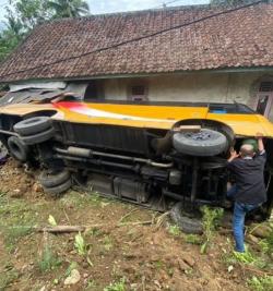 Bus Untirta Terguling di Lebak Timpa Rumah Warga, Puluhan Mahasiswa Luka-luka