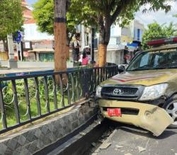 Tabrak Pagar Alun Alun Kota Tegal, Mobil Patroli Satpol PP Ringsek