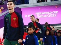Ulul Albab El Ibrahim Alias Brow Anak Indonesia Digandeng Cristiano Ronaldo Masuk Lapangan Stadion