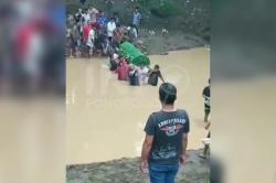 Viral, Warga Nekat Bawa Jenazah Menyeberang Sungai