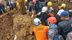 Dibawah Rintik Hujan, Evakuasi 5 Korban Gempa Cianjur Terus Dilakukan